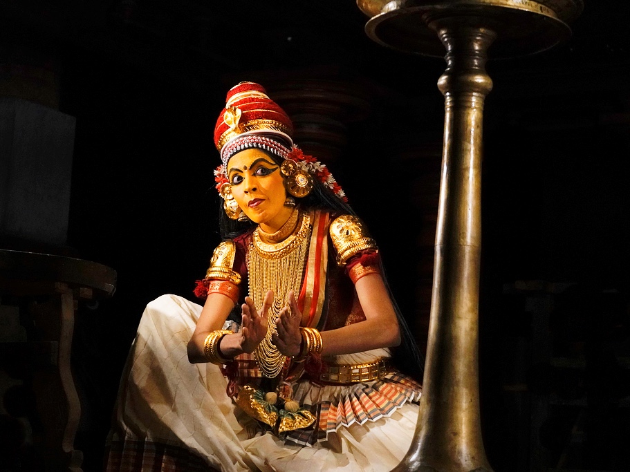 Aparna Nangiar performing Govardhana Dharanam Nangiarkoothu