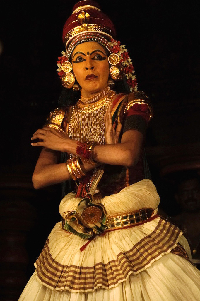Aparna Nangiar performing Govardhana Dharanam Nangiarkoothu